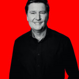 Jürgen Berghahn Jürgen Berghahn, vor rotem Hintergrund